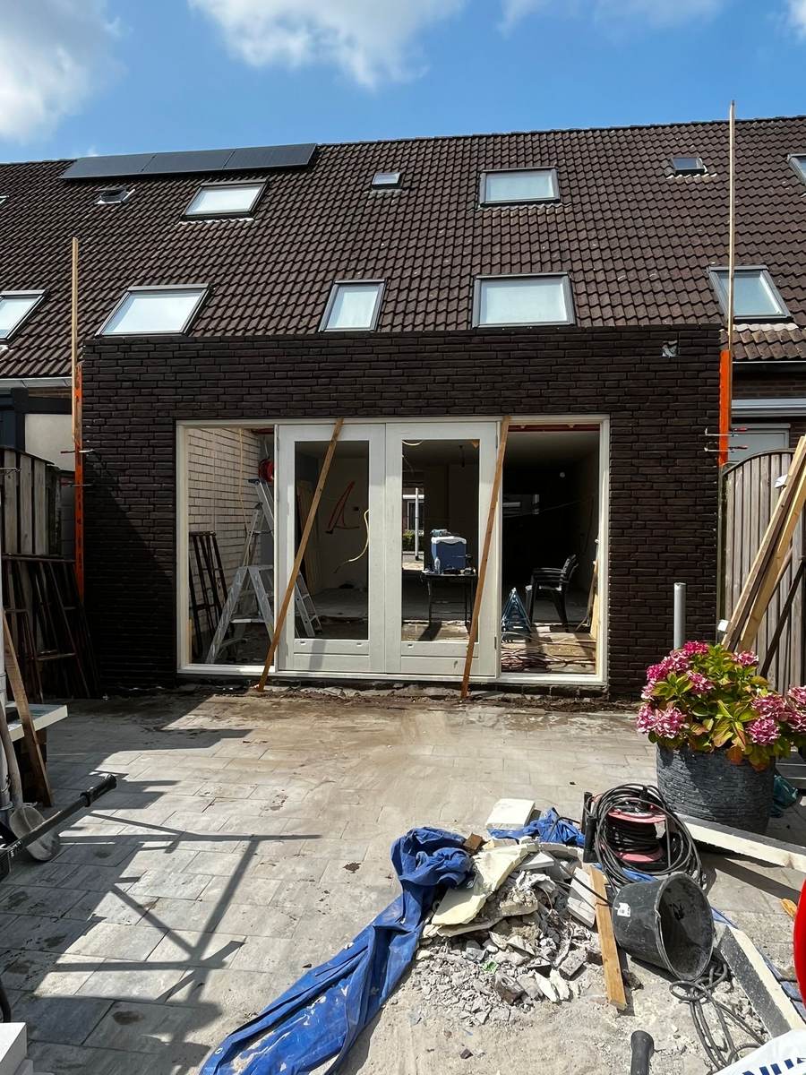 Aanbouw met openslaande deuren, metselwerk aansluitend op bestaande woning in Helmond
