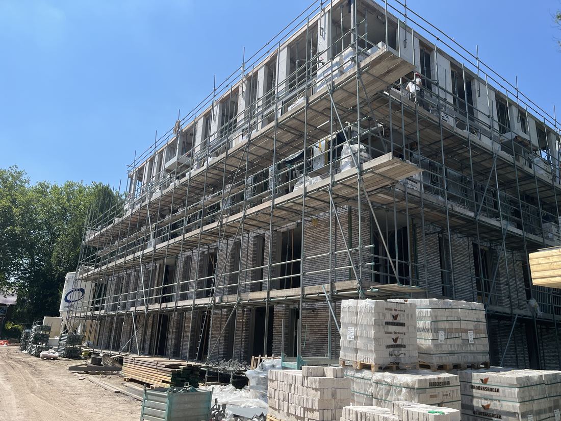 Nieuwbouw appartementencomplex met gevelmetselwerk in de steigers